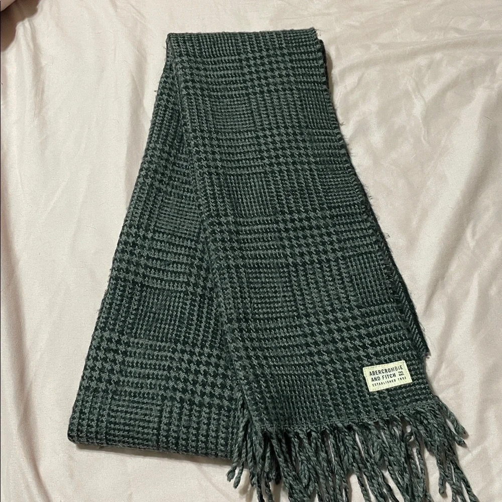 Abercrombie & Fitch Men’s Warm Plaid Gray Winter Fashion Scarf